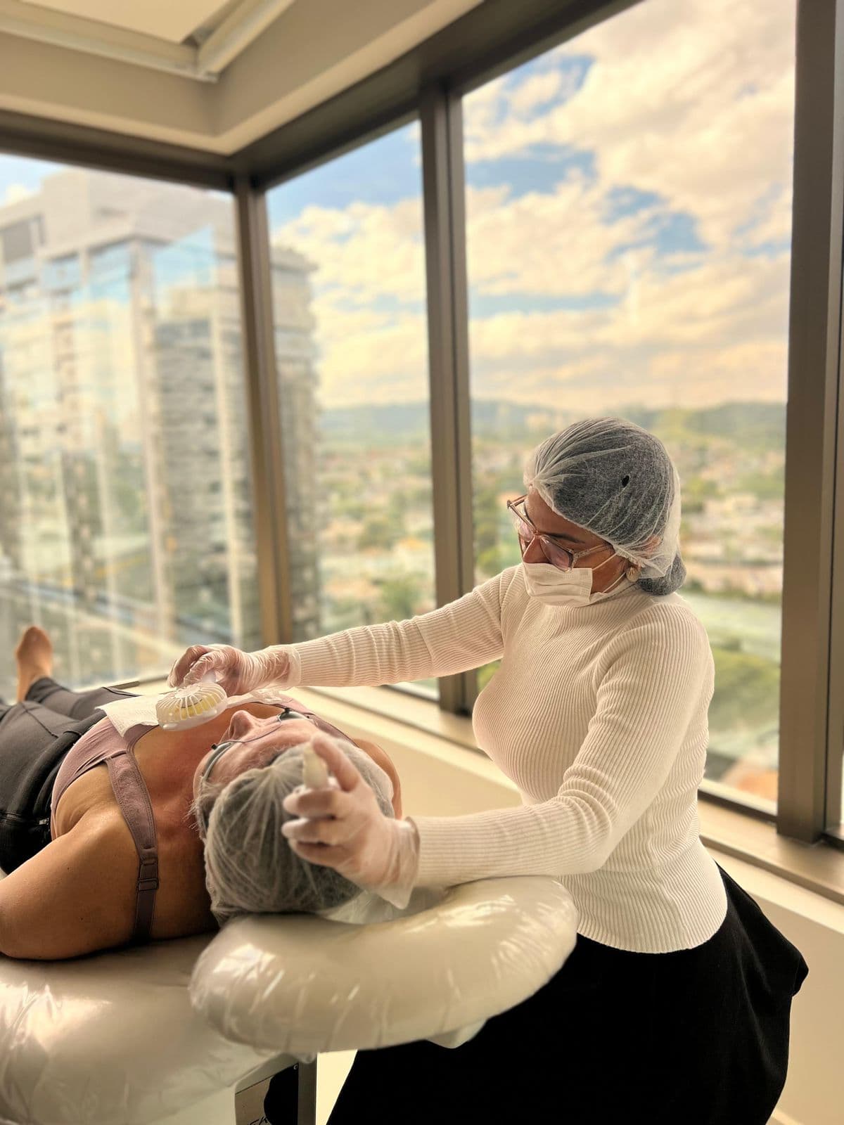Dra. Erika Serafim realizando avaliação